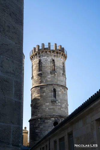 Clocher crénelé de l'église Saint-Ferdinand à Bordeaux