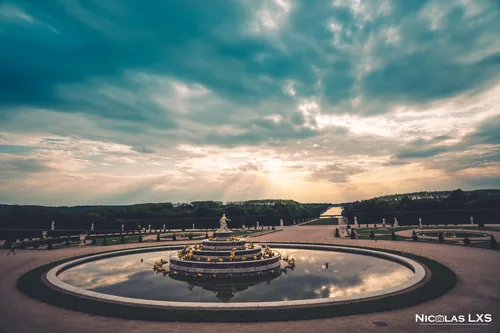 Bassin de Latone au château de Versailles sous un ciel tourmenté