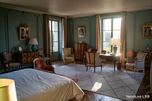 Chambre aux boiseries bleu-vert et mobilier ancien, Domaine du Réveillon