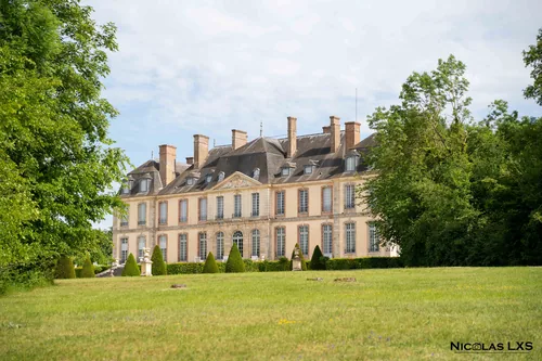 Château de la Motte-Tilly derrière une grande pelouse