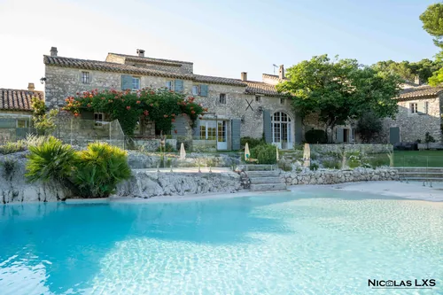 Piscine et mas en pierre du Mas de la Rose