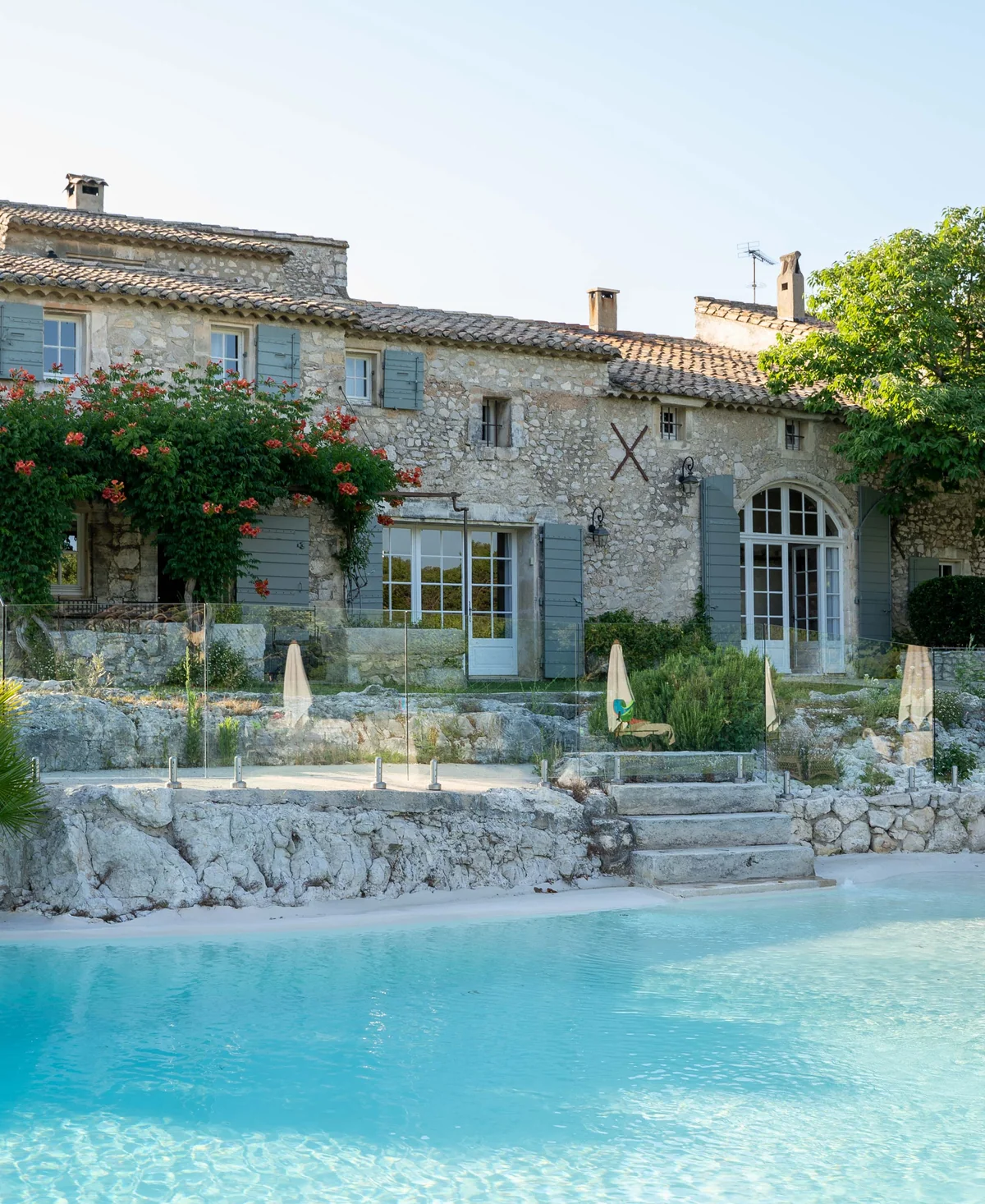 Piscine et mas en pierre du Mas de la Rose