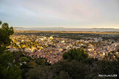 Vue panoramique sur Hyères et la mer