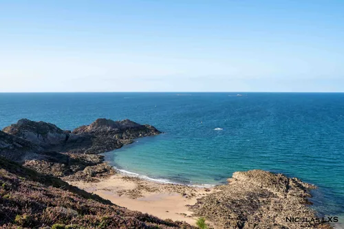 Crique de sable et mer turquoise au cap d'Erquy