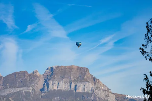 Montgolfière dans le ciel au-dessus d'une falaise calcaire, à Saint-Gervais