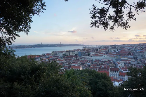 Vue sur Lisbonne et le Tage depuis un belvédère