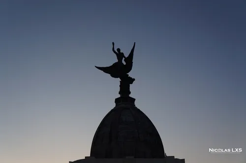 Statue ailée au sommet d'un dôme dans le ciel de Madrid