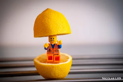 Emmet LEGO coincé entre deux moitiés de citron