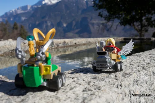 Loki et Thor LEGO dans leurs véhicules sur un rocher, montagnes en arrière-plan