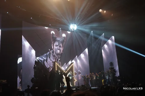 Concert de -M- : scène illuminée et portrait géant de l'artiste