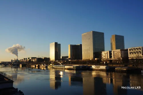 Tours de la Bibliothèque nationale de France se reflétant dans la Seine