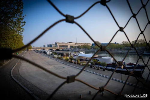 Quai de la Seine vu à travers un grillage