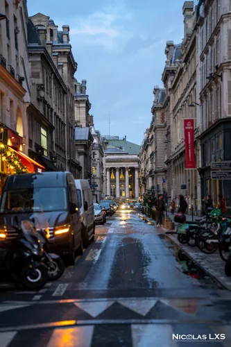 Rue menant au palais de la Bourse au crépuscule