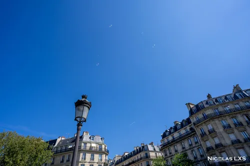 Réverbère et immeubles haussmanniens sous un ciel bleu
