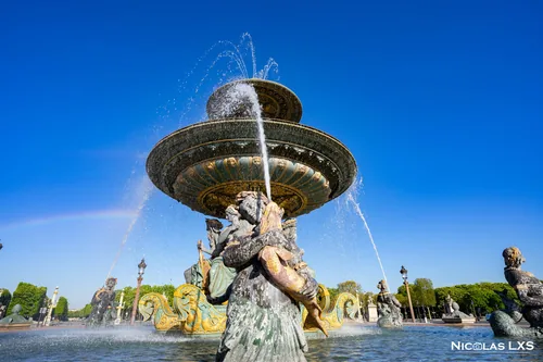 Statue et jets d'eau d'une fontaine de la place de la Concorde