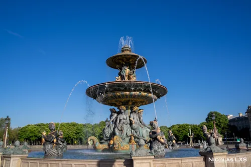 Fontaine de la place de la Concorde sous un ciel bleu