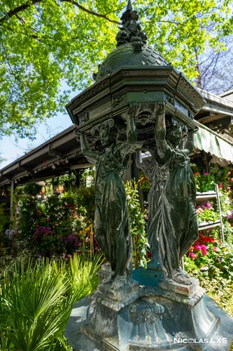 Fontaine Wallace au milieu des fleurs