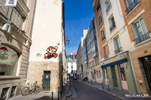 Mosaïque de Mario façon Space Invader sur un mur d'une rue de Paris