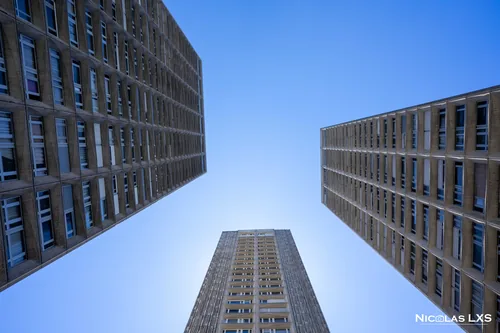 Tours des Olympiades vues d'en bas sur un ciel bleu