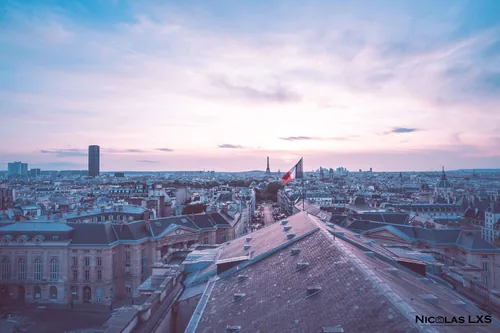 Toits de Paris et tour Eiffel au loin, vus du Panthéon au crépuscule