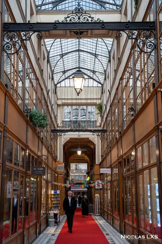 Passage couvert parisien avec verrière et tapis rouge