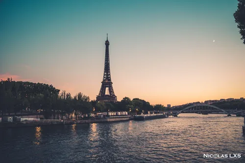 Tour Eiffel et la Seine au coucher du soleil